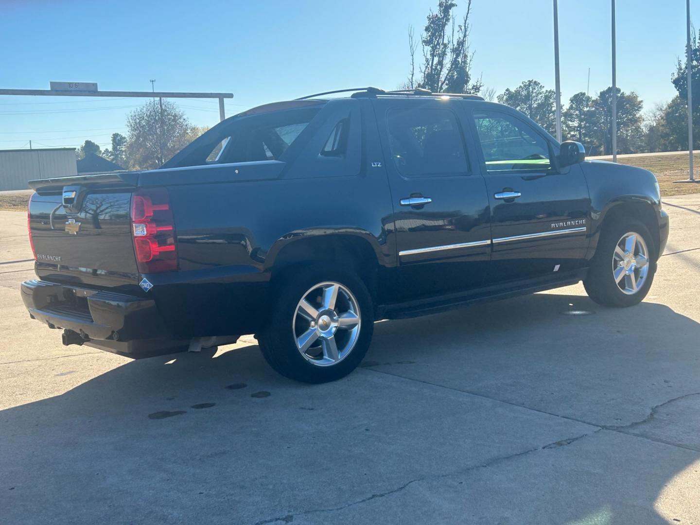 2012 BLACK /BLACK Chevrolet Avalanche LTZ (3GNTKGE75CG) with an 5.3L V8 OHV 16V FFV engine, AUTOMATIC transmission, located at 17760 Hwy 62, Morris, OK, 74445, (918) 733-4887, 35.609104, -95.877060 - 2012 CHEVROLET AVALANCHE LTZ HAS A 5.3L V8 ENGINE AND IS 4WD. THIS TRUCK IS BI-FUEL WHICH RUNS ON BOTH CNG(COMPRESSED NATURAL GAS) OR GASOLINE, IT FEATURES KEYLESS ENTRY REMOTE, REMOTE START, POWER LOCKS, POWER WINDOWS, POWER SEATS, POWER MIRRORS, POWER ADJUSTABLE FOOT PEDAL, AM/FM STEREO, CD PLAYER - Photo#4